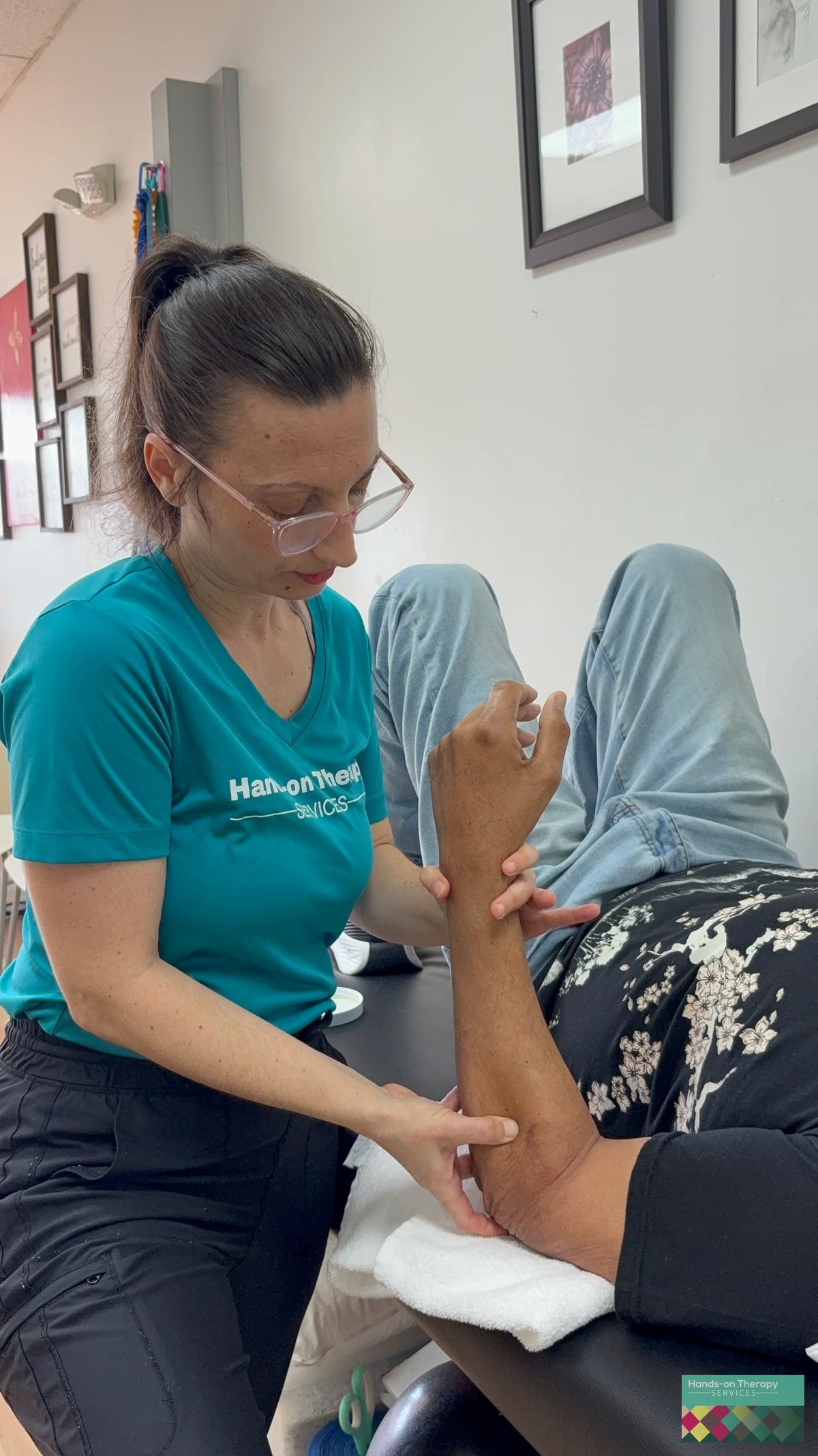 Therapist engaging in conversation with a patient during a rehabilitation session
